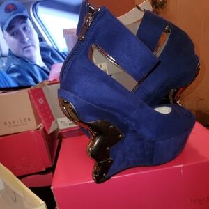 Crush me blue show stoppers